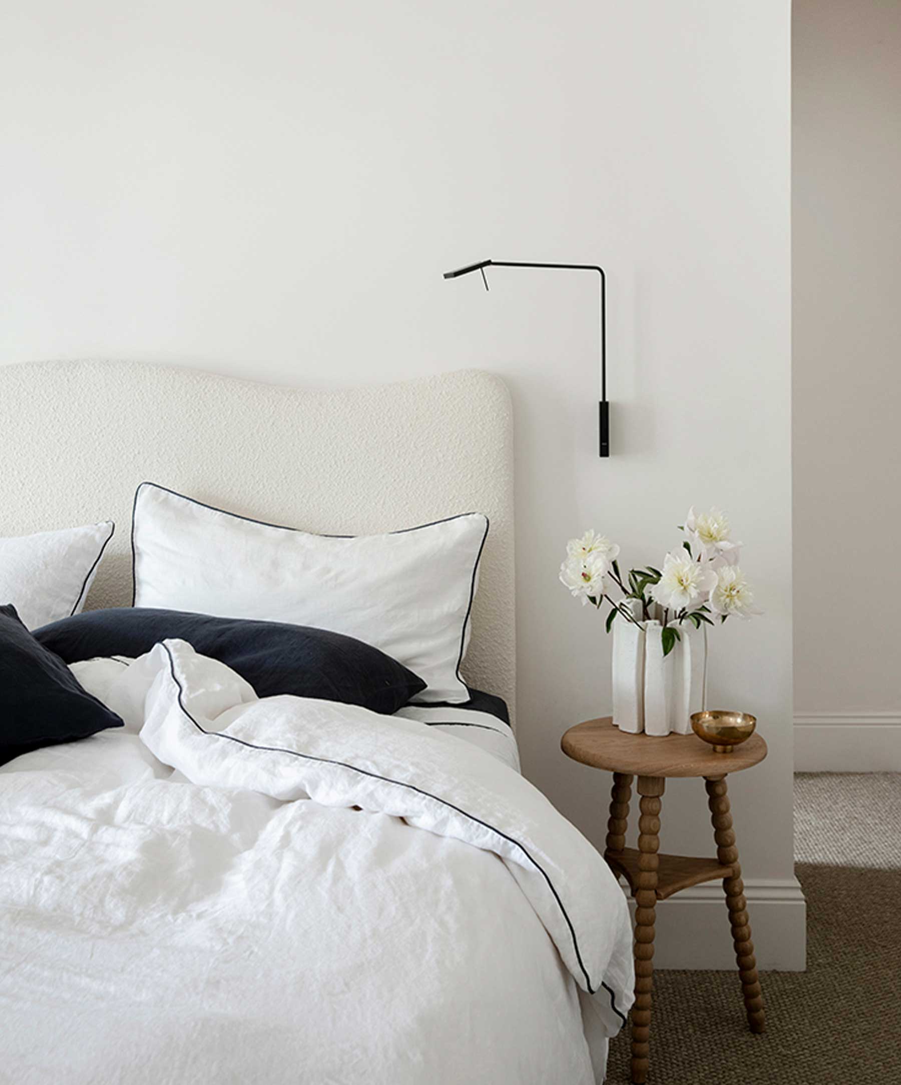 Piped Linen Sheet Set with Pillowcases - White and Navy