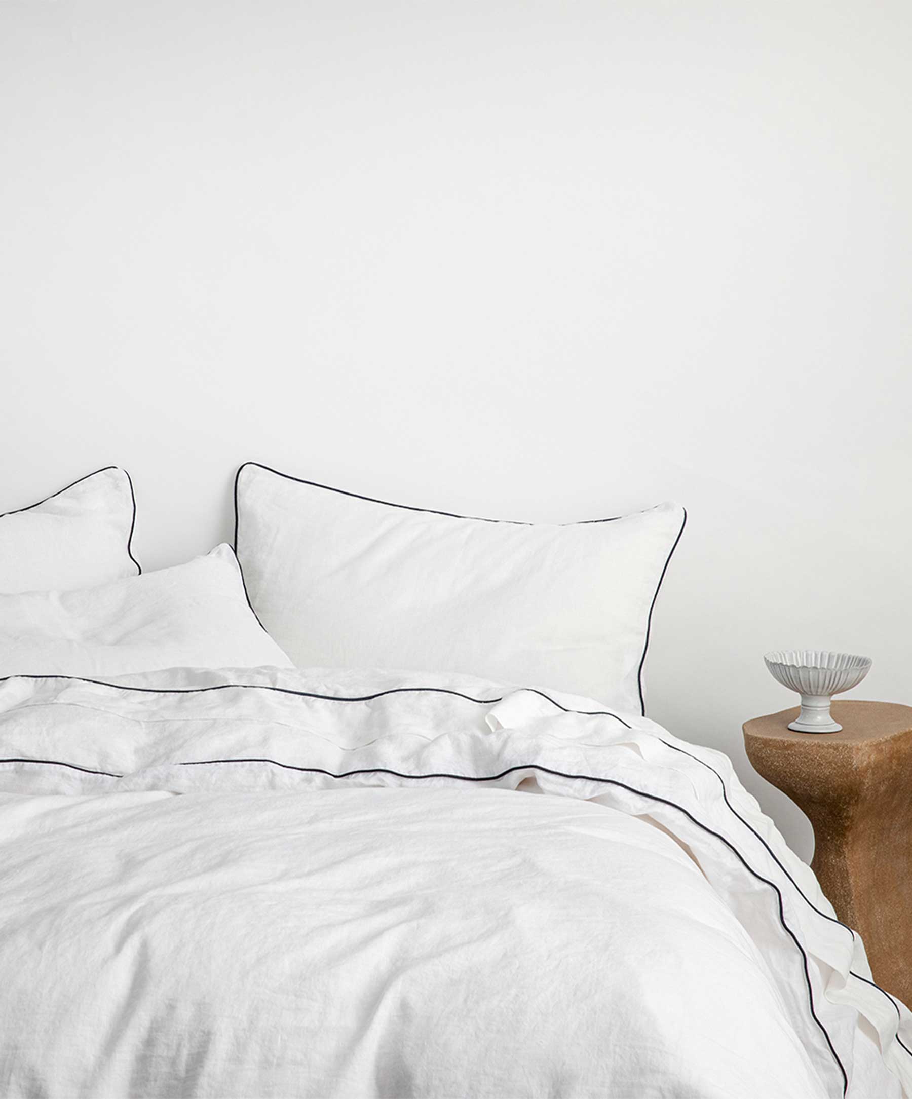 Set of 2 Piped Linen Pillowcases - White and Navy
